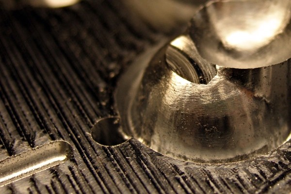 Повреждение заготовки гайкой зажима цанги при фрезеровке отверстия