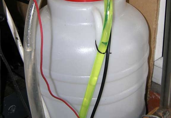 Помпа помещена в герметичную емкость